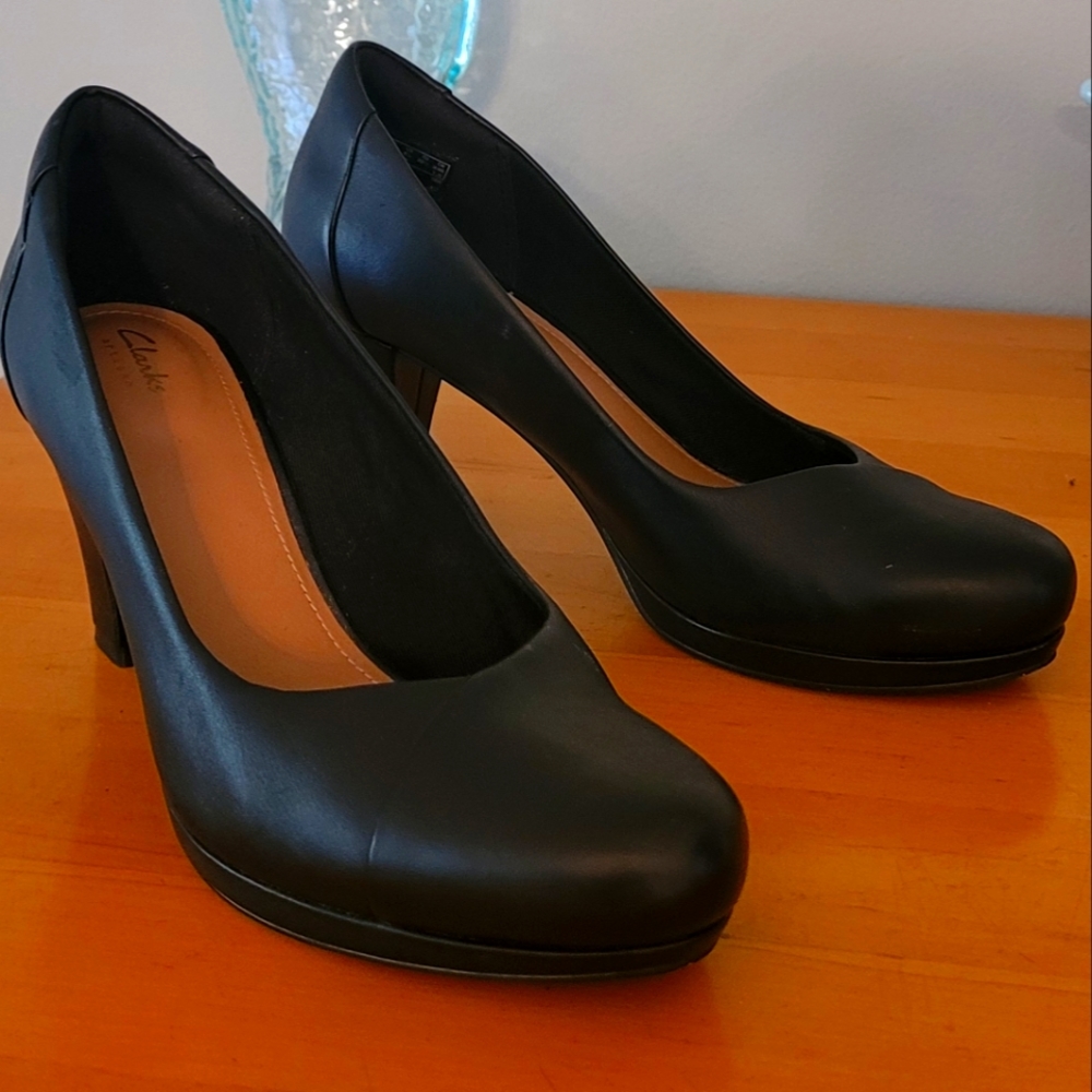 Clarks artisan pumps black size 8.5